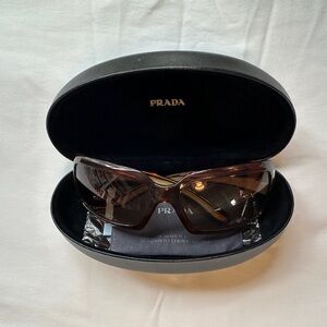 Prada Havana Vintage Sunglasses with orig Case, cleaning cloth and Auth card.